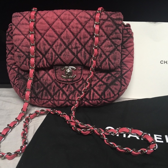 CHANEL VINTAGE PINK QUILTED DENIM SHOULDER BAG - Picture 4 of 9